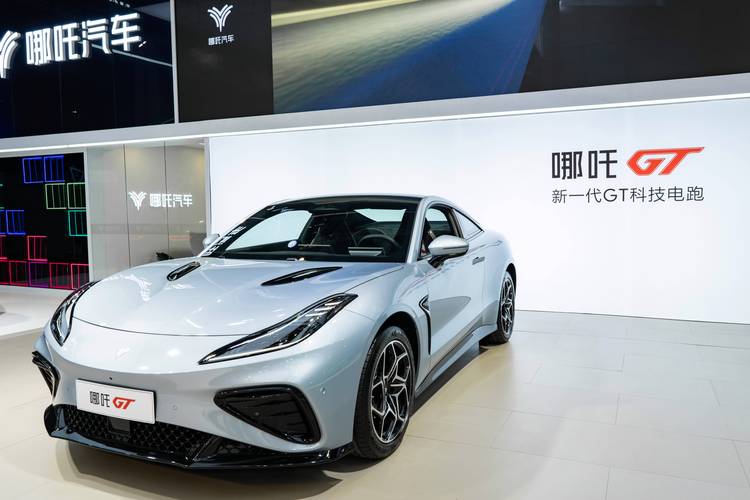 佛山109哪吒汽车在智能汽车领域的表现，领途汽车在新能源汽车市场中的影响力